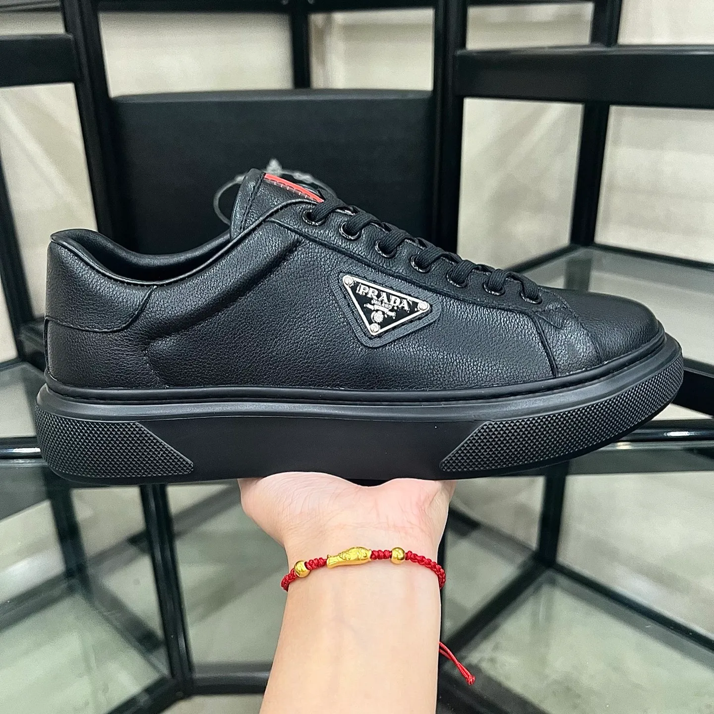 Men's shoes💰440 Prada/Prada Men's new casual shoes, this upper is made of imported calfskin + sheep lining! The outside is decorated with the P family's classic metal triangle enamel logo, and the outsole is made of non-slip sports foam ultra-light outsole, which feels good on the feet and is a fashionable and fashionable item!  Size: 38-44 (45 customized)